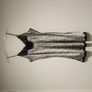 Vintage Ladie's Black and White Jaclyn Smith Night Gown M